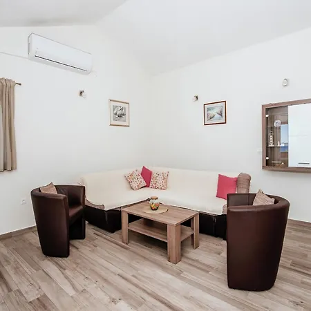 Modern In With Barbecue Apartment